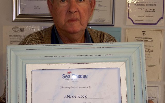 Die National Sea Rescue Institute (NSRI) het onlangs â€˜n spesiale en geraamde sertifikaat aan Gansbaai se afgetrede SAMSA Ondersoek-/Veiligheidsbeampte, Koos de Kock, oorhandig. â€œThis certificate is for generously supporting Sea Rescue and we thank you for your kind contribution,â€ lui die bewoording op die sertifikaat. Koos was vir sowat 11 jaar, sedert 2004 by NSRI betrokke.     